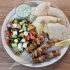 Souvlaki tál friss salátával pitával és tzaziki öntettel